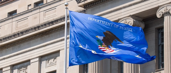 یک ایرانیتبار در فرودگاه لسآنجلس به اتهام نقض تحریمهای ایران بازداشت شد