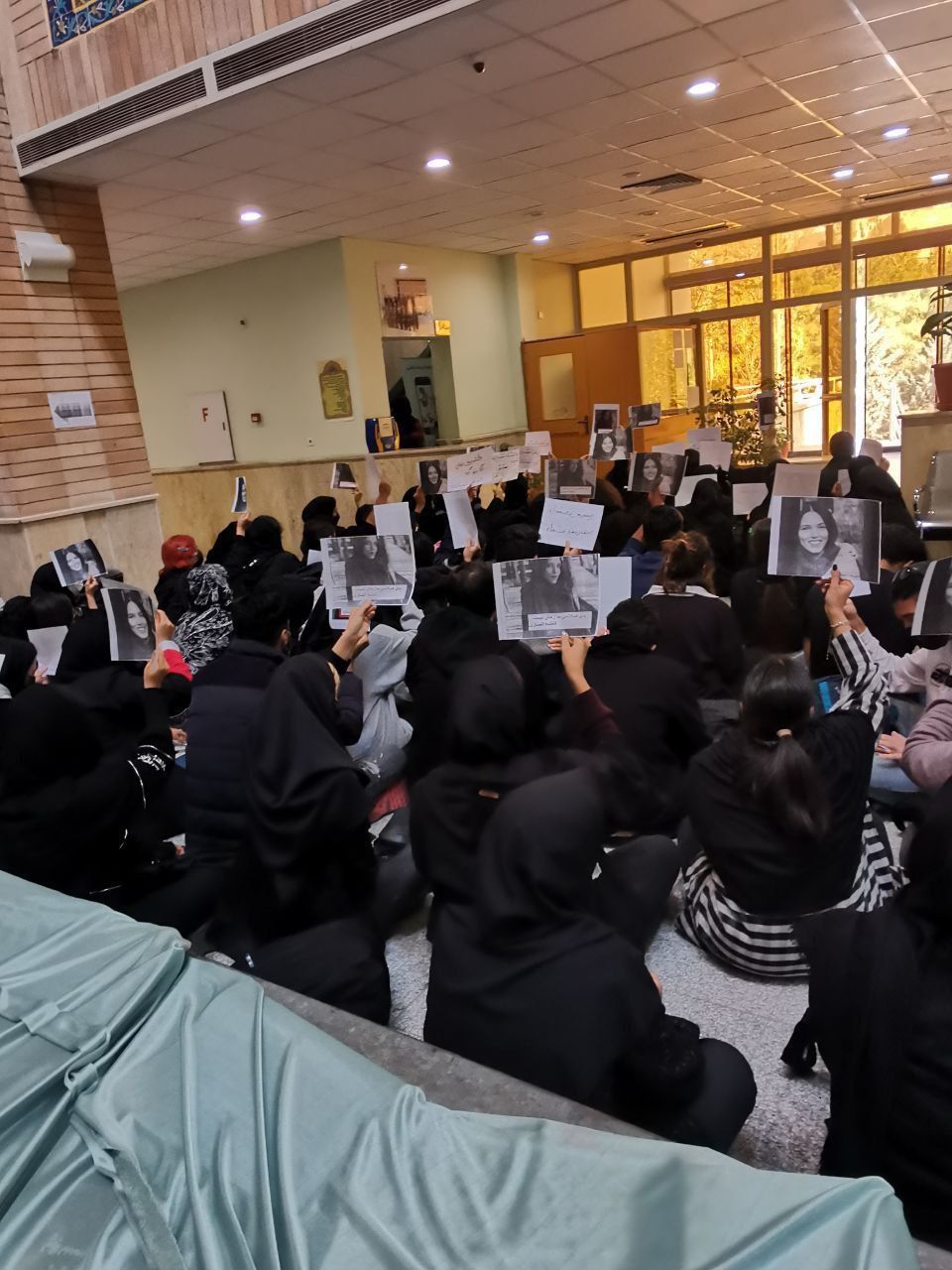 تحصن و تجمع در دانشگاه‌های کشور؛ دانشجویان معترض شعار «زن زندگی آزادی» سر دادند