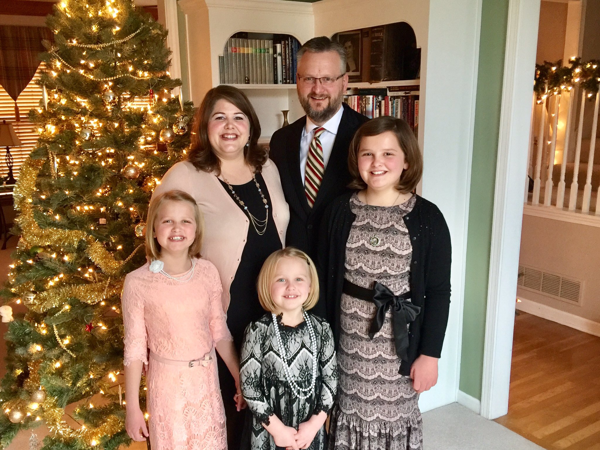 استفن ادوارد تروئل در کنار همسر و دخترانش