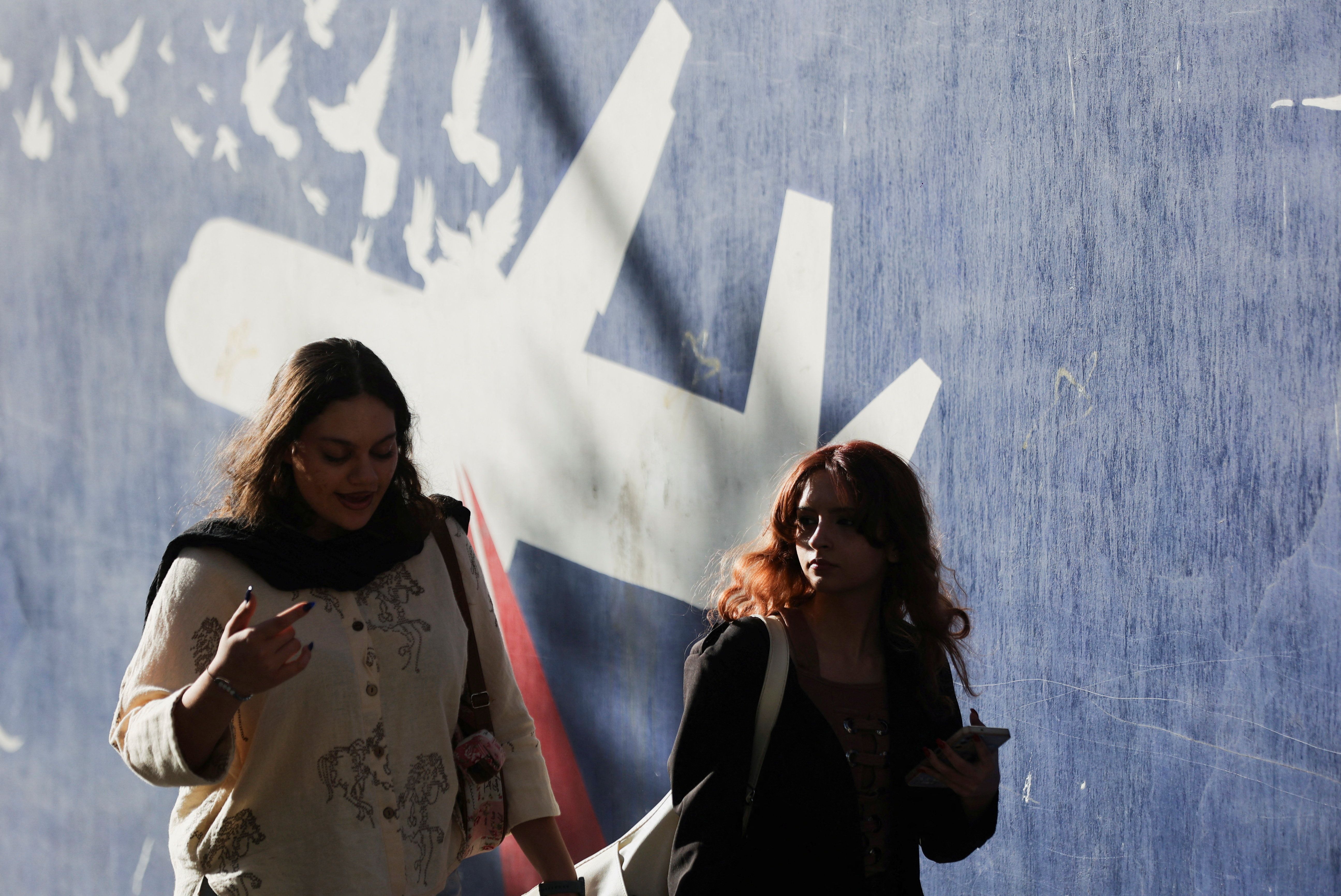 Officials ‘normalizing’ defiance of hijab law in Iran – Kayhan 