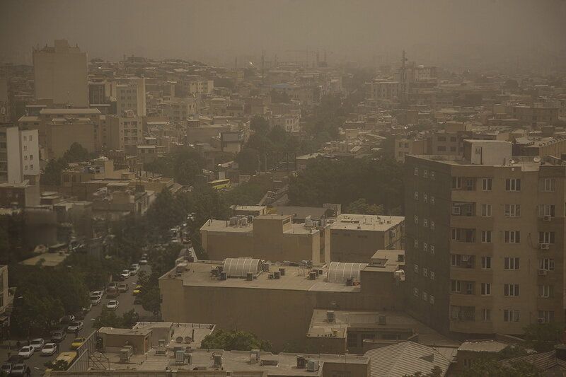آلودگی شدید هوا و گرد و غبار، بسیاری از شهرهای ایران را در وضعیت هشدار قرار داد