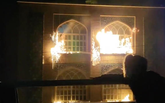 استمرار الانتفاضة تزامنا مع ذكرى مجزرة نوفمبر.. وإضرام النار بحوزة قم الدينية ومتحف خميني