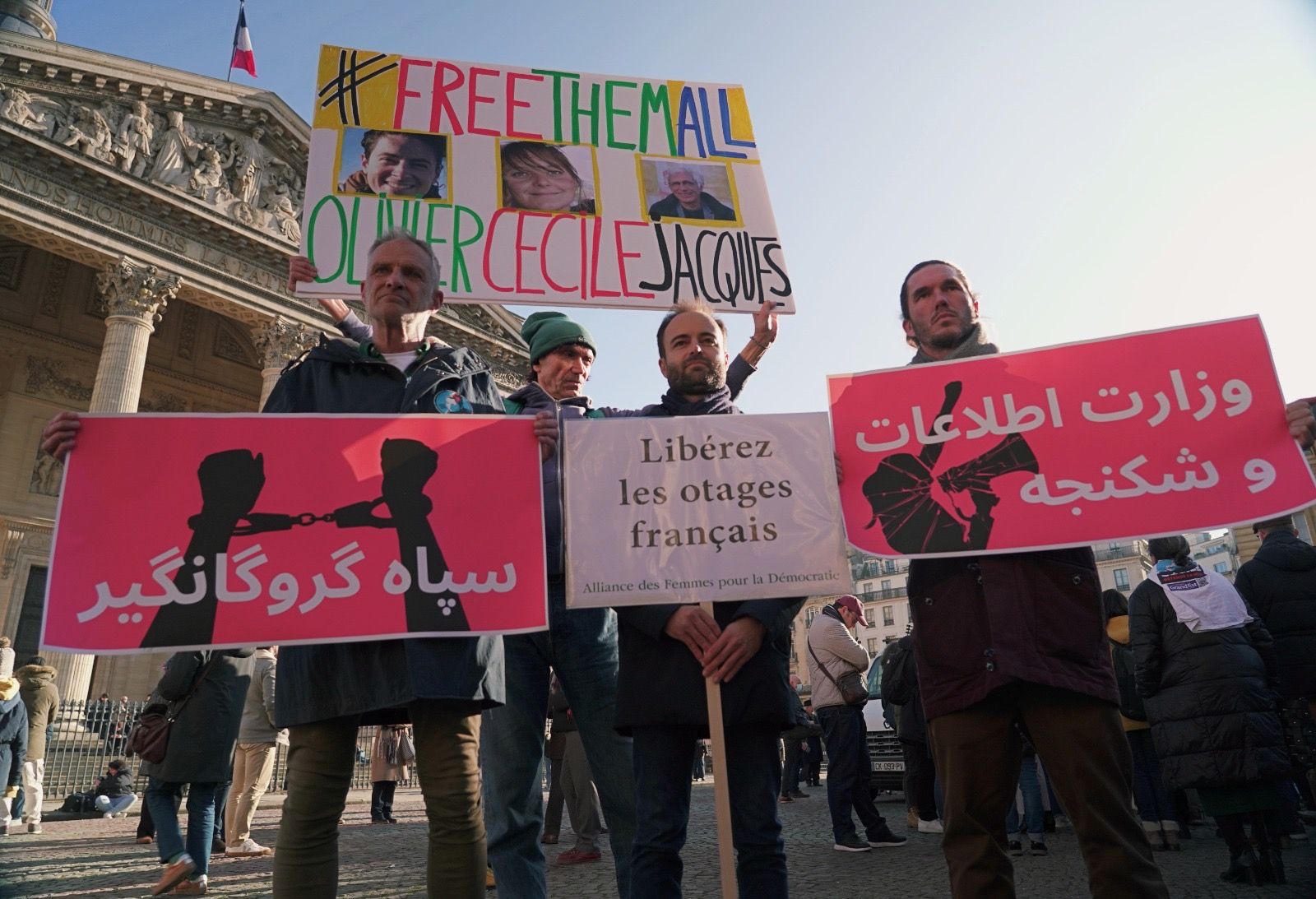 حضور لویی آرنو، بنجامین بریر و برنارد فیلان در تجمع حمایت از  شهروند فرانسوی زندانی در ایران