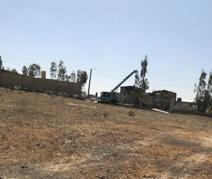 محصور شدن گورستان خاوران با دیوارهای بلند بتنی؛ اعتراض خانواده‌های دادخواه ادامه دارد