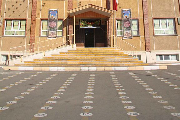 مادر دانشآموز مدرسه دولتی: نظافت کلاسها برای گرفتن تخفیف پول مانتوی مدرسه دخترم بود