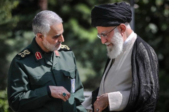 قاسم سلیمانی، در حال گفتوگو با علی خامنهای