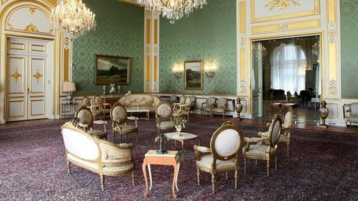 تعداد  ۴۸ تخته فرش به ارزش ۱۲۷ میلیارد تومان از کاخ سعد آباد به سرقت رفته. دولت ابراهیم رئیسی می‌گوید سرقت در فاصله سال‌های ۱۳۹۲ تا ۱۳۹۵ بوده، اما دفتر روحانی می‌گوید سرقت در سال‌های ۱۳۹۰ تا ۱۳۹۲ اتفاق افتاده است