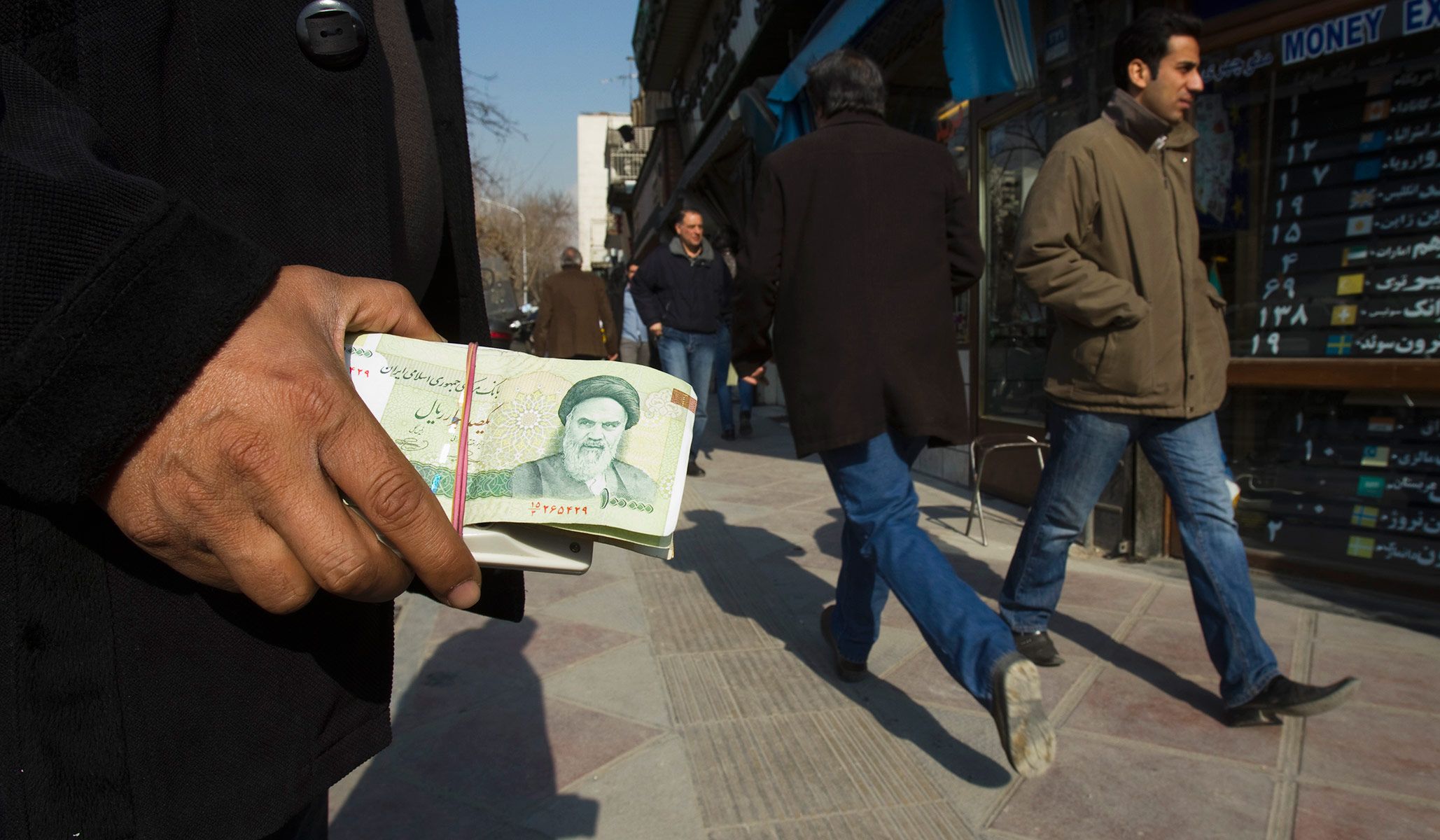 انخفاض حاد بقيمة "التومان" في أول أيام عمل العام الجديد في إيران 