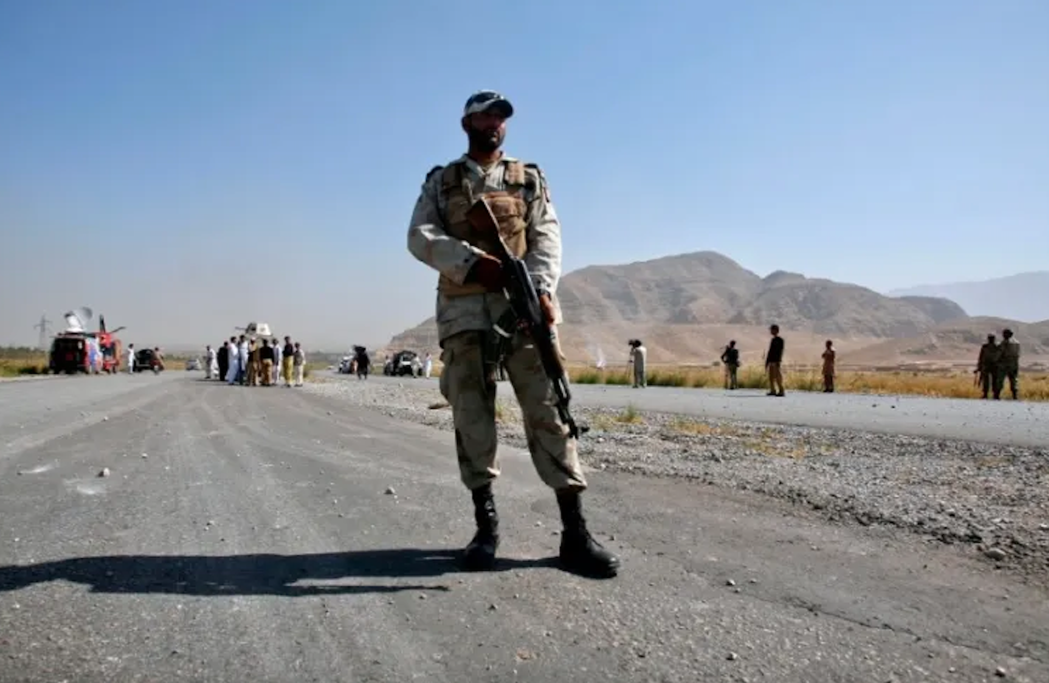 ارتش پاکستان از کشته شدن چهار سرباز این کشور در حمله یک گروه از داخل خاک ایران خبر داد