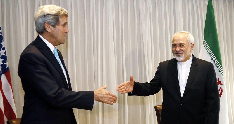 Former US Secretary of State John Kerry shakes hands with former Iranian Foreign Minister Mohammad Javad Zarif before a meeting in Geneva January 14, 2015. 