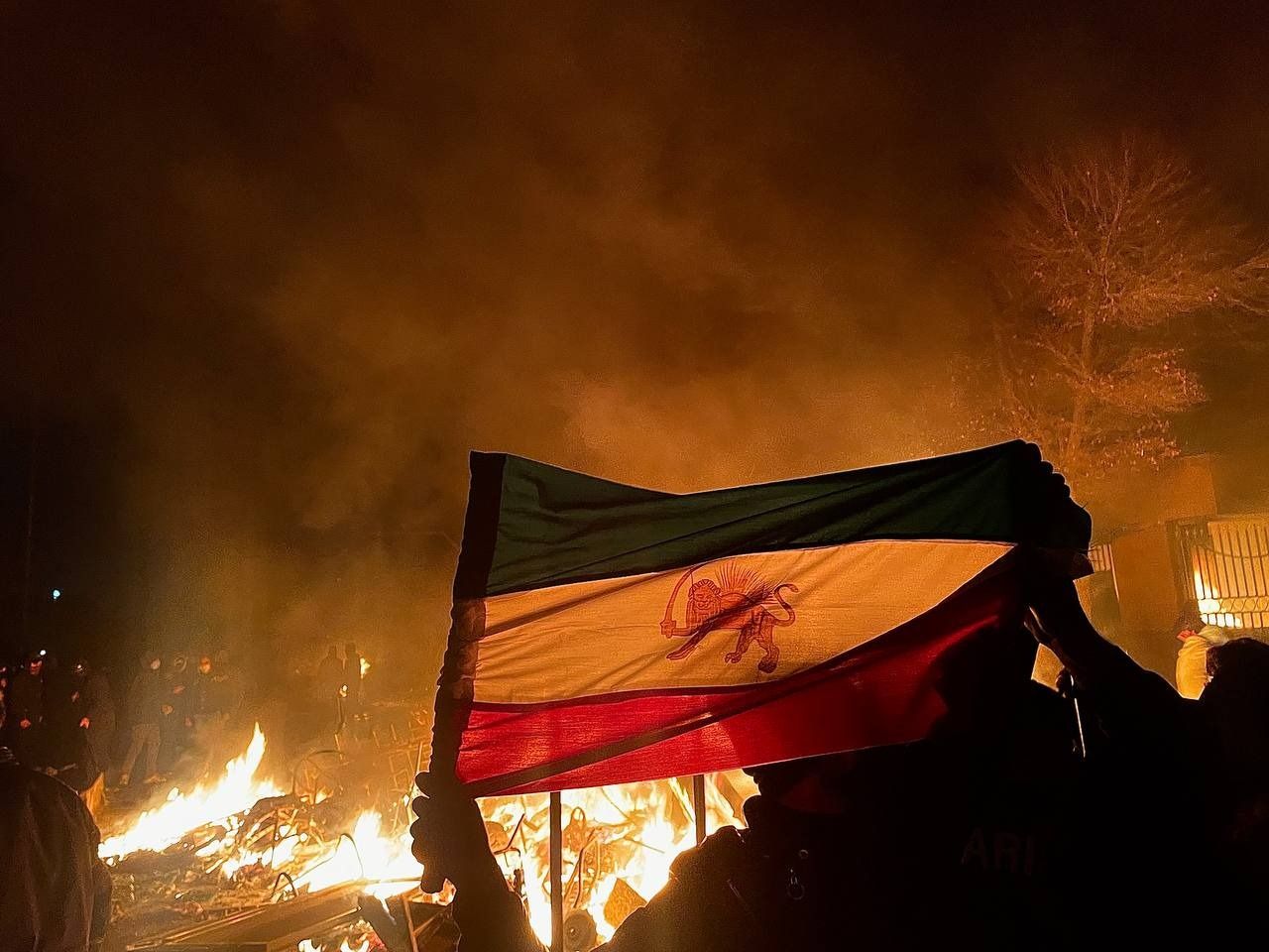 واکنش تند افکار عمومی به تلاش جمهوری اسلامی برای مصادره نشان شیر و خورشید