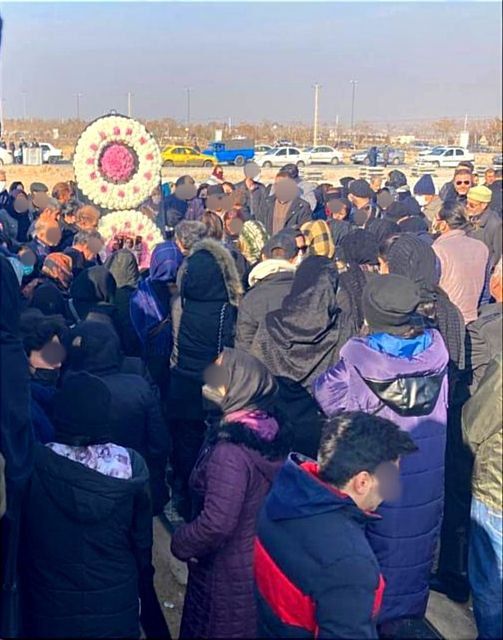 شعارات "الموت لخامنئي" في أربعينية إحدى ضحايا احتجاجات إيران.. والأمن يقتحم مراسم التأبين