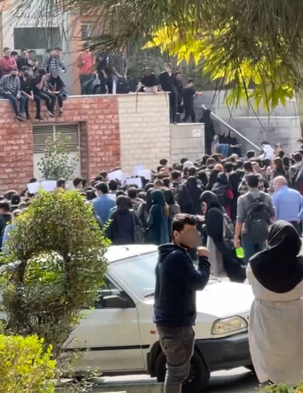 هتاف "الموت للدیکتاتور" فی جامعات إيران.. من طهران ويزد إلى تبريز والأهواز ومازندران