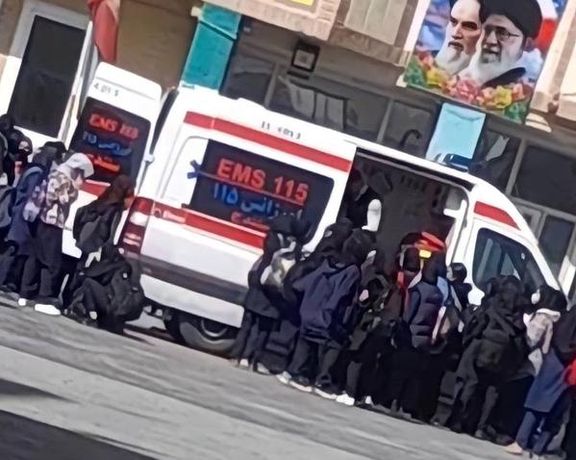 تزامنا مع الاحتجاجات في عشرات المدن الإيرانية.. 50 مدرسة تتعرض لهجمات كيماوية