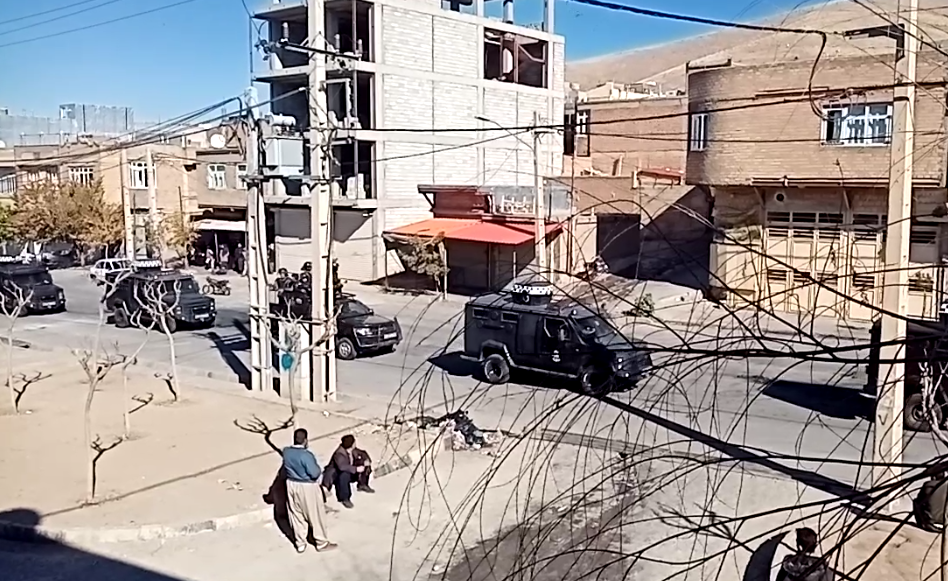 أحكام عرفية ووجود مكثف للقوات العسكرية الإيرانية ومروحيات في سماء مهاباد