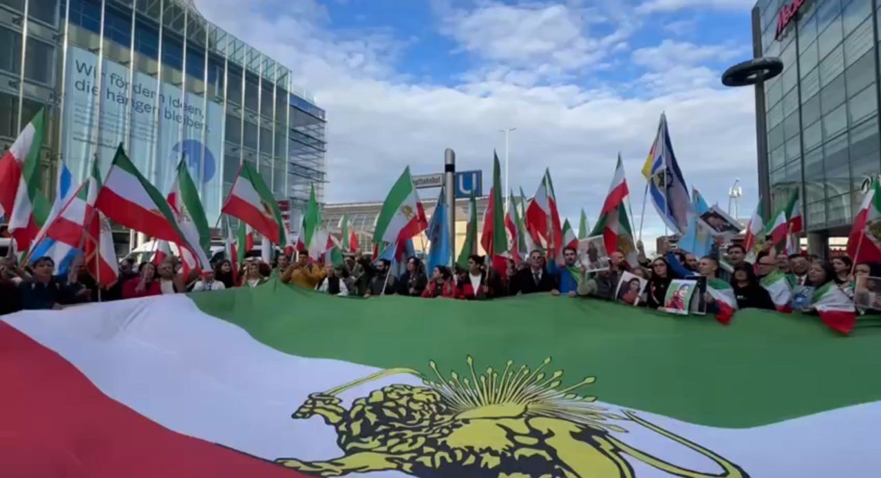 تجمعات اعتراضی ایرانیان خارج از کشور در سومین سالگرد قتل حکومتی مهسا ژینا امینی