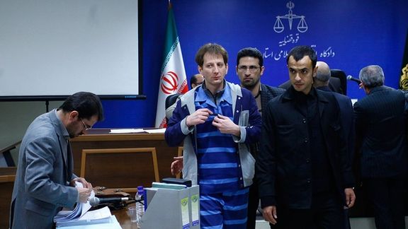 یکی از موضوعات چهاردهمین دادگاه بابک زنجانی، خرید ۱/۵ تن طلا از کشور آفریقایی بود. او گفت در جریان این خرید، فروشنده سر او را کلاه گذاشته و روی شمشهای سربی، اکریل پاشیده است