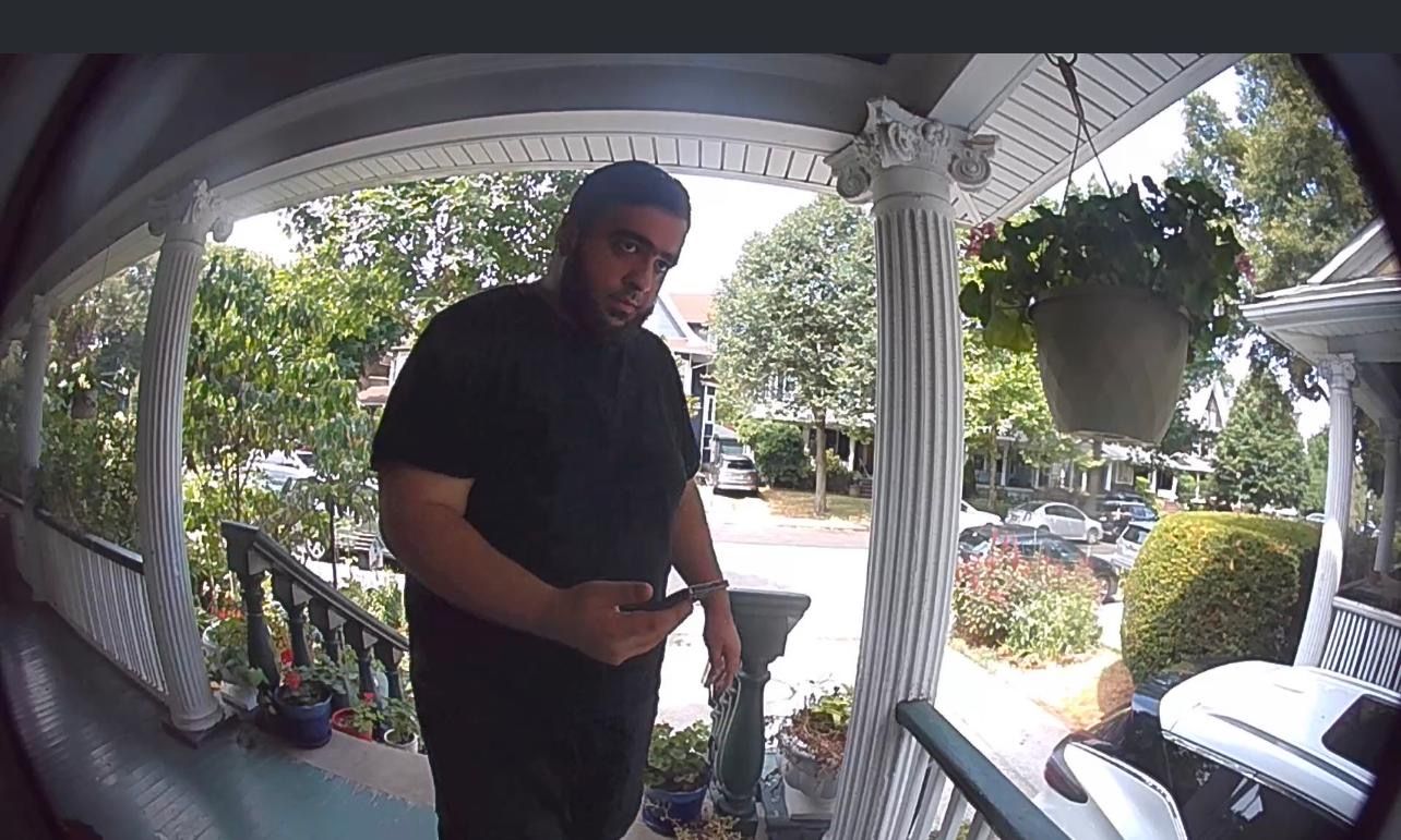 جزییاتی از بازداشت یک مرد مسلح مقابل خانه مسیح علینژاد