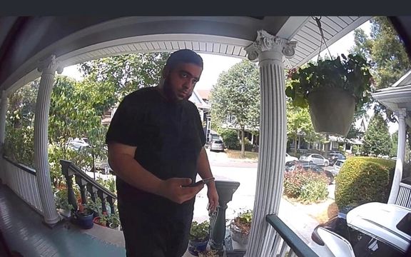 تصویر اختصاصی از خالد مهدیاف مرد مسلحی که مقابل خانه مسیح علینژاد بازداشت شد