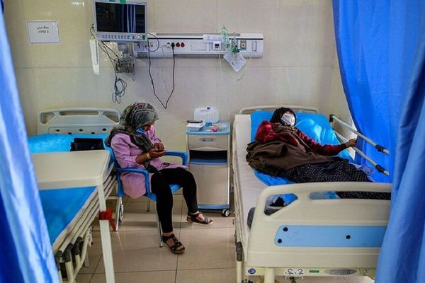 دیدهبان ایران: همراهان بیمار شبانهروزی و بدون بیمه در بیمارستانها کار میکنند