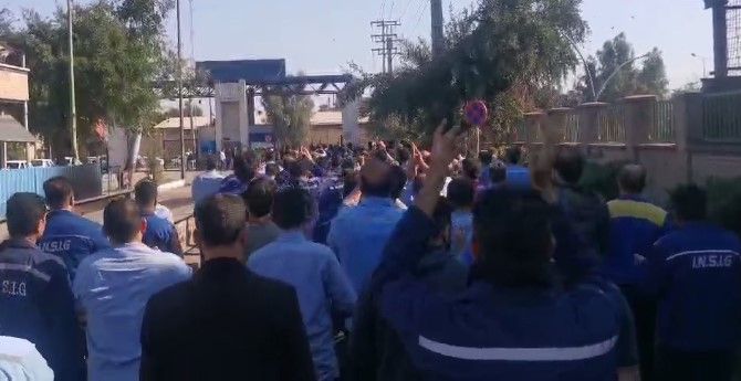 کارگران گروه ملی فولاد اهواز برای دومین روز متوالی اعتصاب و راهپیمایی کردند