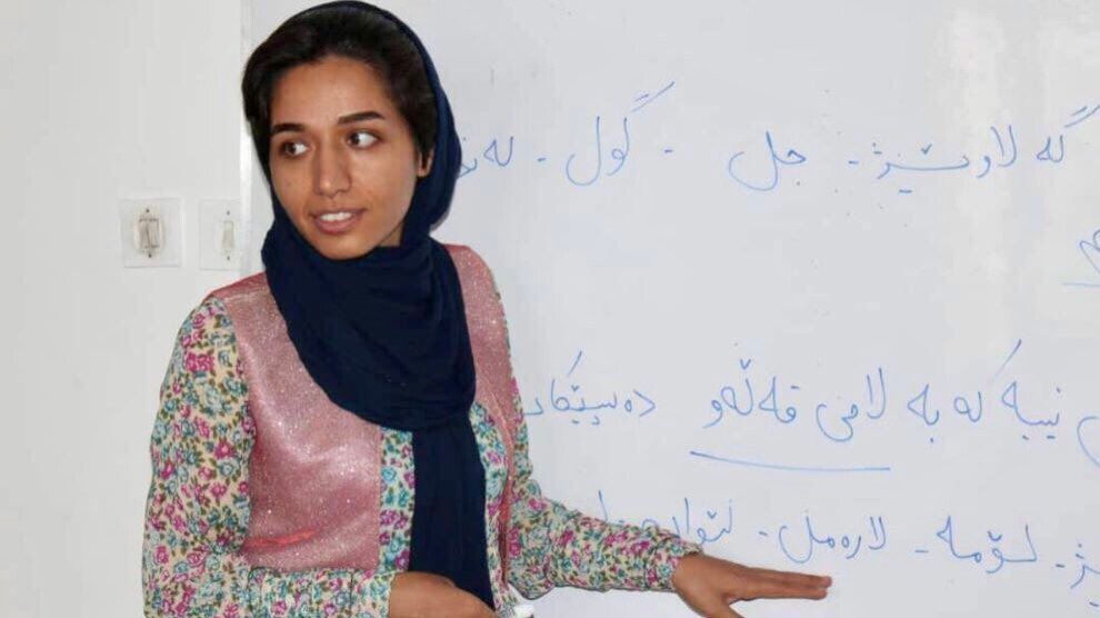 زهرا محمدی، مدرس زبان کردی برای اجرای حکم پنج سال زندان بازداشت شد