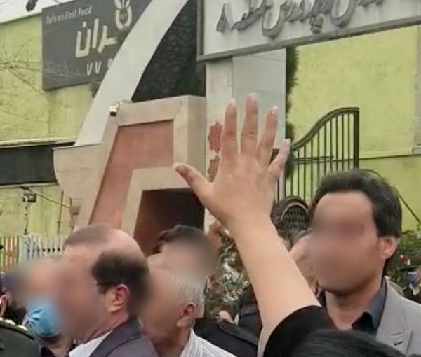 تجمعات الأهالي بسبب اتساع ظاهرة تسمم الطالبات في إيران.. وعناصر القمع يعتدون على المحتجين