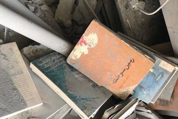 عکسی از رمان زمین سوخته، اثر احمد محمود که در جریان حملات اسرائیل به ایران در شبکههای اجتماعی منتشر شد