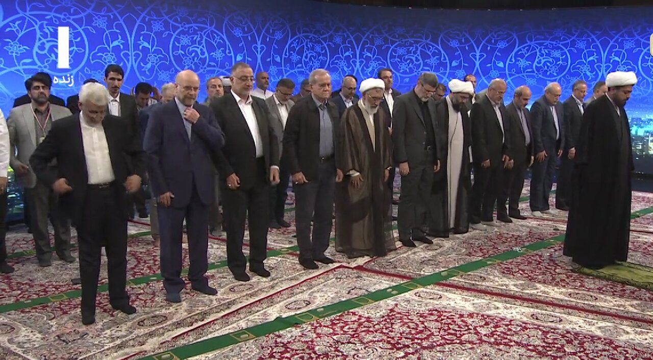 دو هزار و ۵۰۰ ثانیه از آنتن شبکه اول صدا و سیما در گران‌قیمت‌ترین ساعت، به پخش اقامه نماز نامزدها اختصاص داشت. ارزش این زمان حداقل ۳/۸ میلیارد و به طور میانگین ۳۳۵ میلیارد تومان است