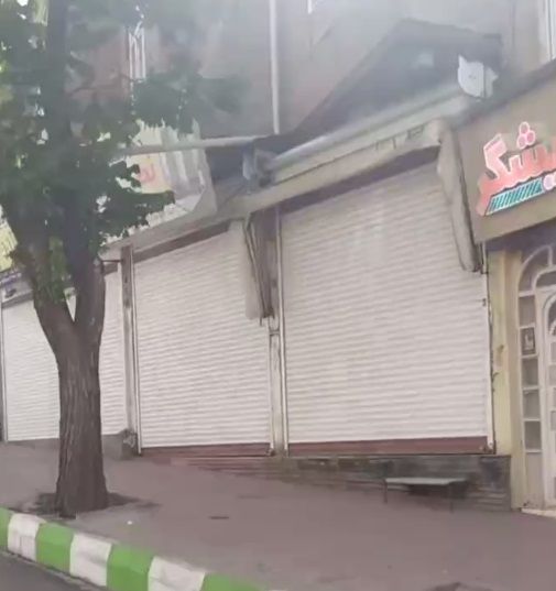 اعتصاب گسترده بازاریان سقز در اعتراض به تغییرات هدفمند در قبرستان محل دفن مهسا ژینا امینی