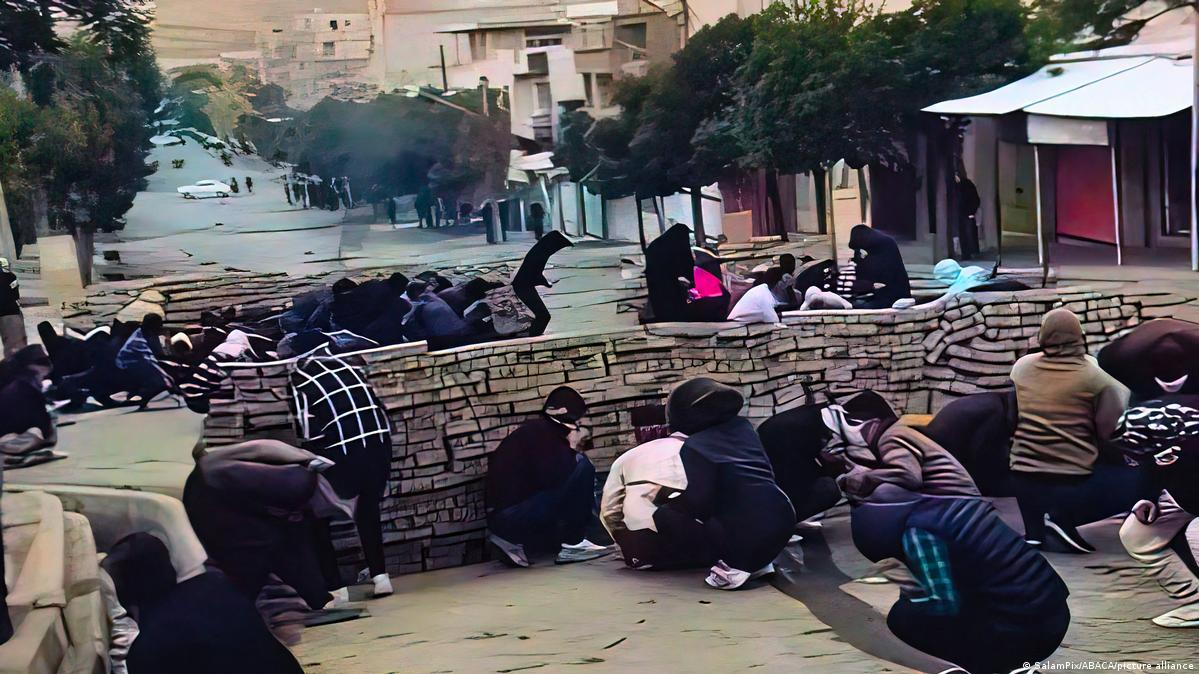 برلماني كردي في إيران يطالب بمحاسبة رئيسي ووزير داخليته بسبب إطلاق الرصاص على المحتجين