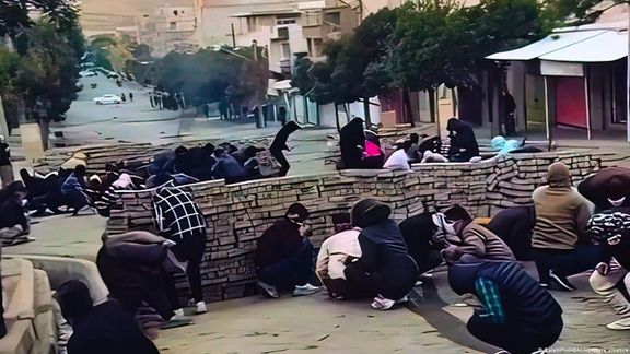 برلماني كردي في إيران يطالب بمحاسبة رئيسي ووزير داخليته بسبب إطلاق الرصاص على المحتجين