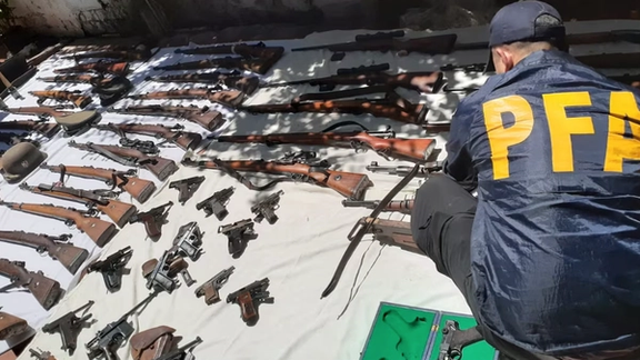 پلیس آرژانتین مردی را با دهها سلاح و نماد ارتش نازی بازداشت کرد