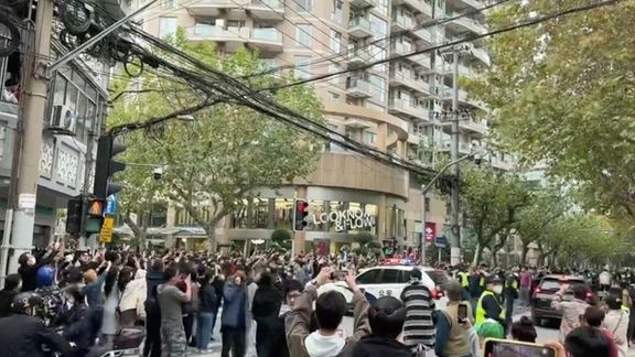 تظاهرات در شانگهای در اعتراض به سیاست «کووید صفر» چین