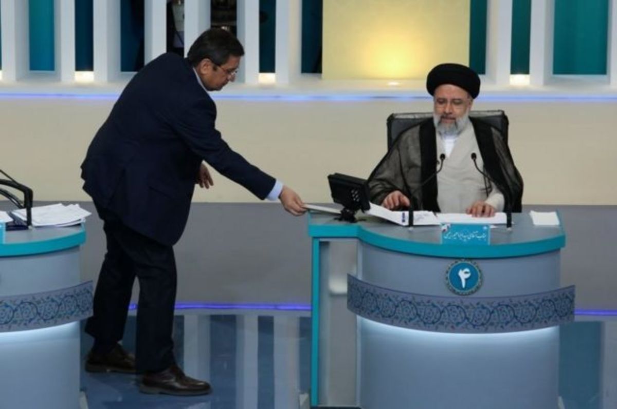 The former Governor of the Central Bank of Iran, Nasser Hemmati (left), and Iranian President Ebrahim Raisi during a presential debate (June 2021)  