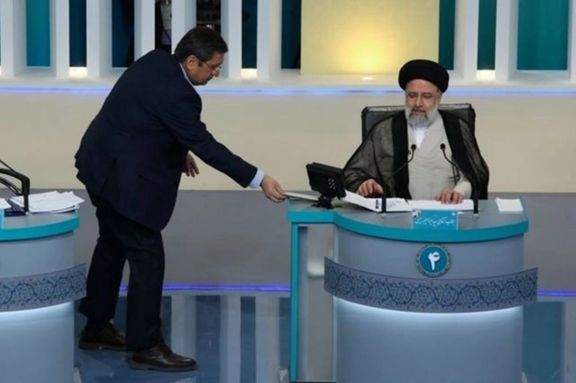 The former Governor of the Central Bank of Iran, Nasser Hemmati (left), and Iranian President Ebrahim Raisi during a presential debate (June 2021)