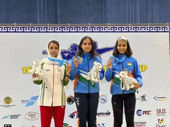 نازنین زهرا عبدالهی در رقابتهای تیراندازی قهرمانی آسیا نقره گرفت