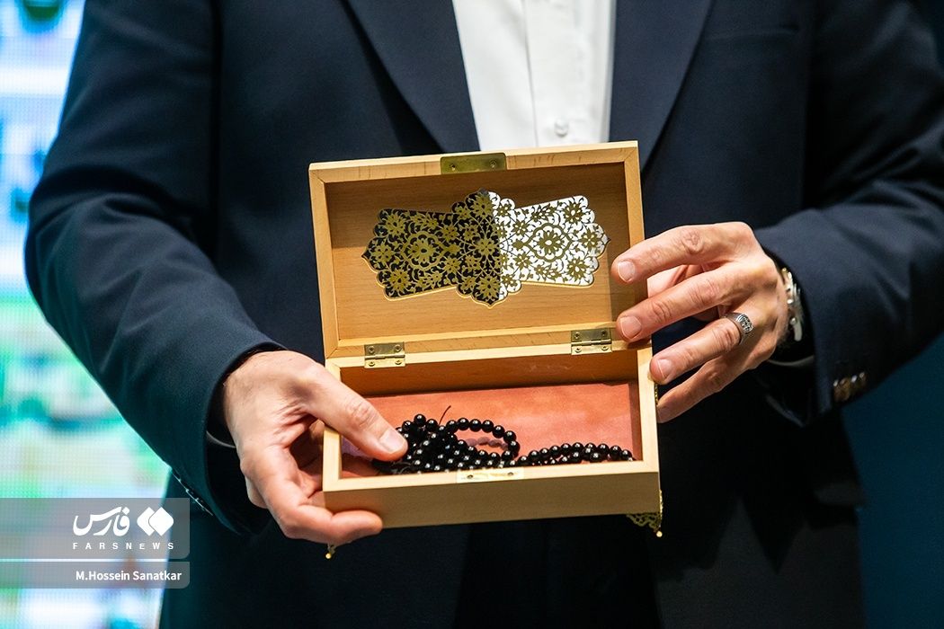 تسبیح خامنه‌ای و «پتوی همدلی»؛ تلاش برای مردمی نشان دادن حمایت از لبنان و فلسطین