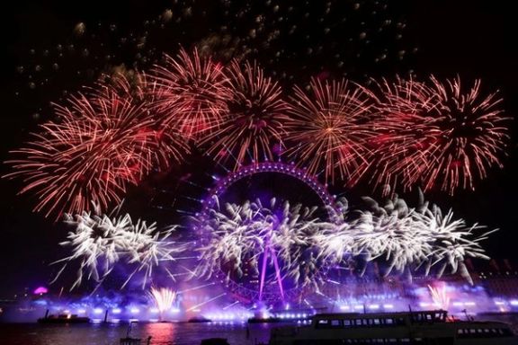 آتشبازی بر فراز چشم لندن در آغاز سال ۲۰۲۵