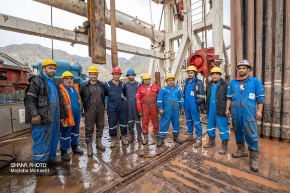 A group of Iranian oil workers