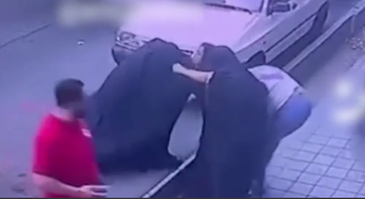 بعد اعتدائها على مراهقتين.. نشطاء يطالبون الرئيس الإيراني بتنفيذ وعده بحل شرطة الأخلاق