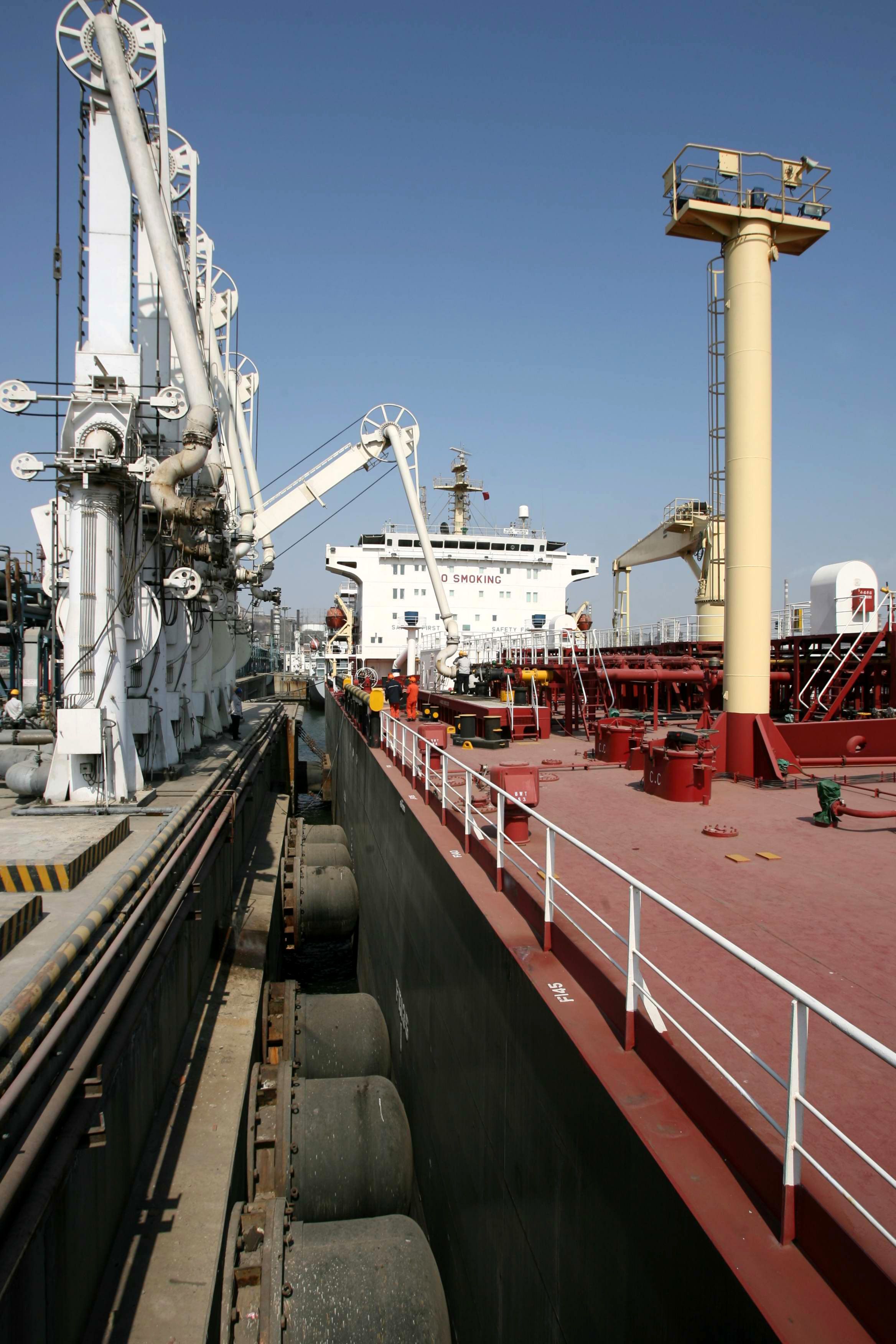 "بلومبرغ": انخفاض صادرات النفط الإيراني إلى الصين بسبب العقوبات الأميركية 