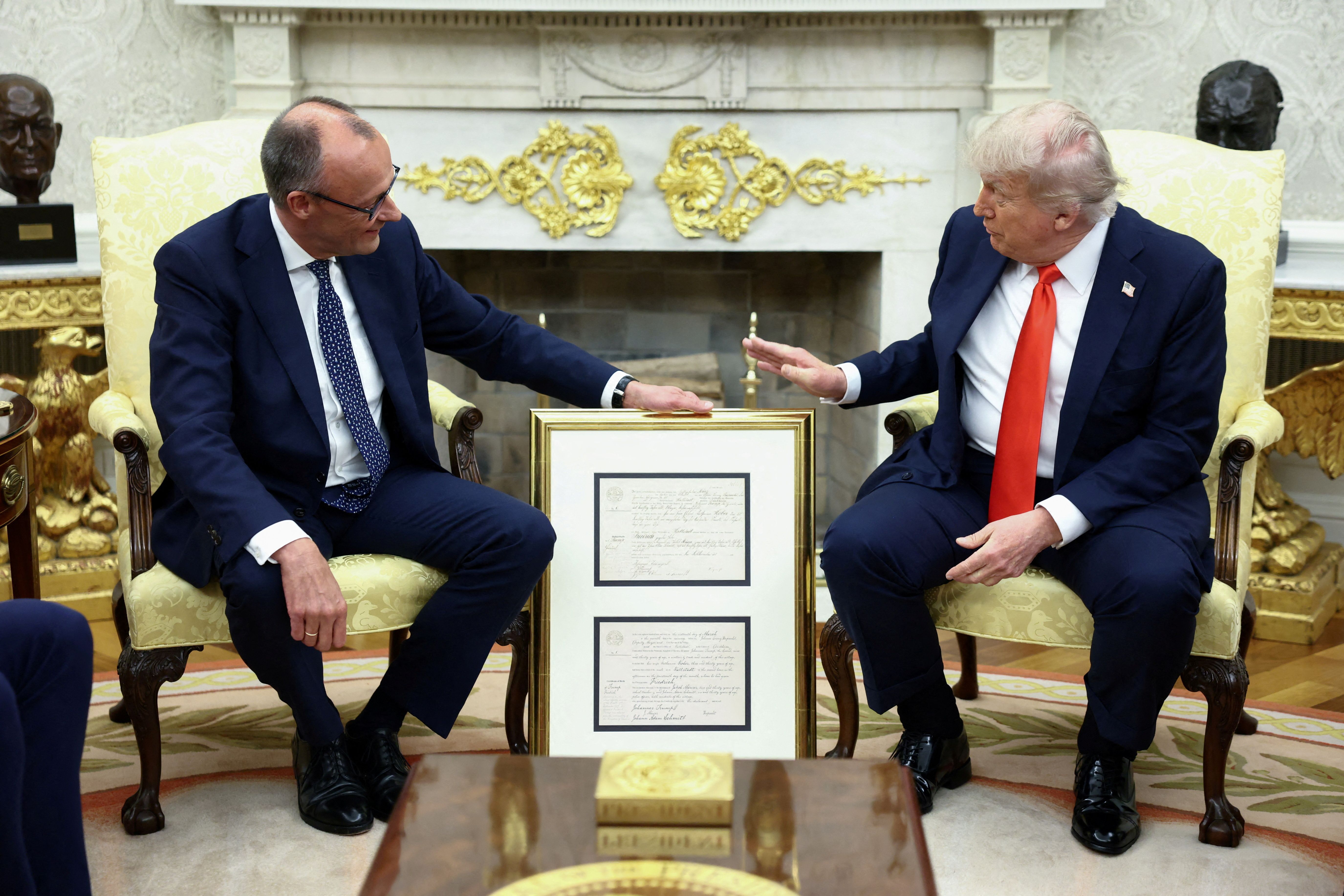 صدراعظم آلمان گواهی تولد پدربزرگ ترامپ را به او هدیه داد