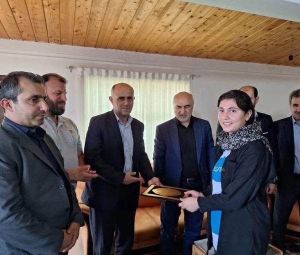 عزل مسؤول إيراني بسبب استقبال فتاة رياضية دون الحجاب الإجباري