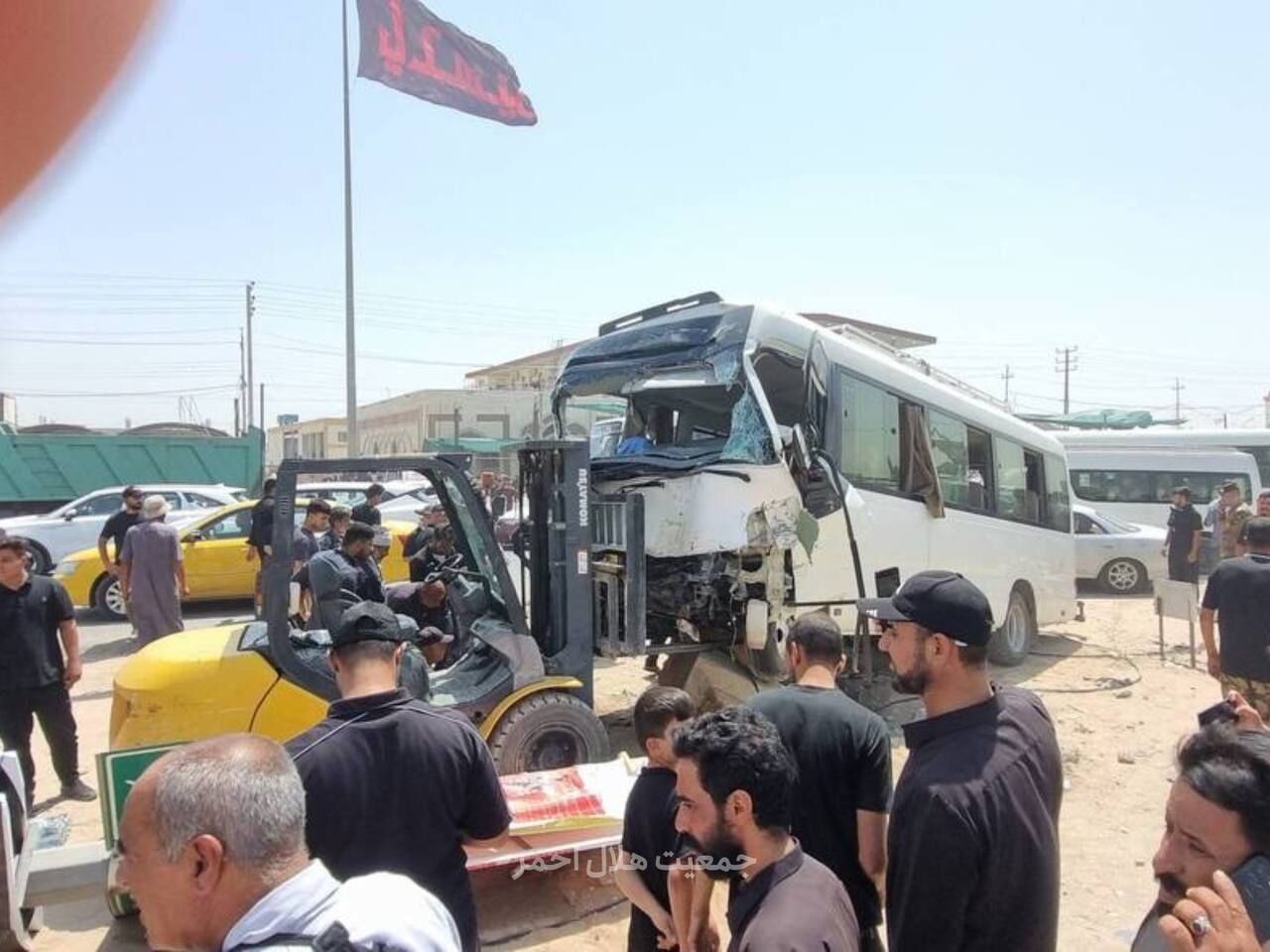 در تصادف مینی‌بوس حامل زائران ایرانی، در جاده نجف به کربلا، ۱۶ نفر مصدوم شدند