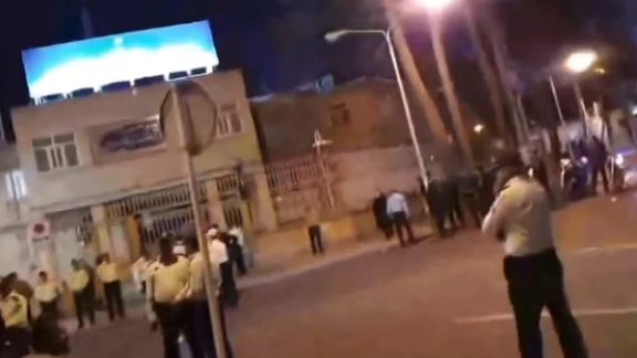 القضاء الإيراني يستدعي 10 مواطنين بسبب احتجاجهم على الانقطاعات المتكررة للماء والكهرباء