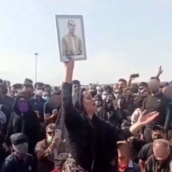 المحتجون الإيرانيون يخرجون إلى الشوارع مجددا.. وينتفضون من مهاباد إلى زاهدان