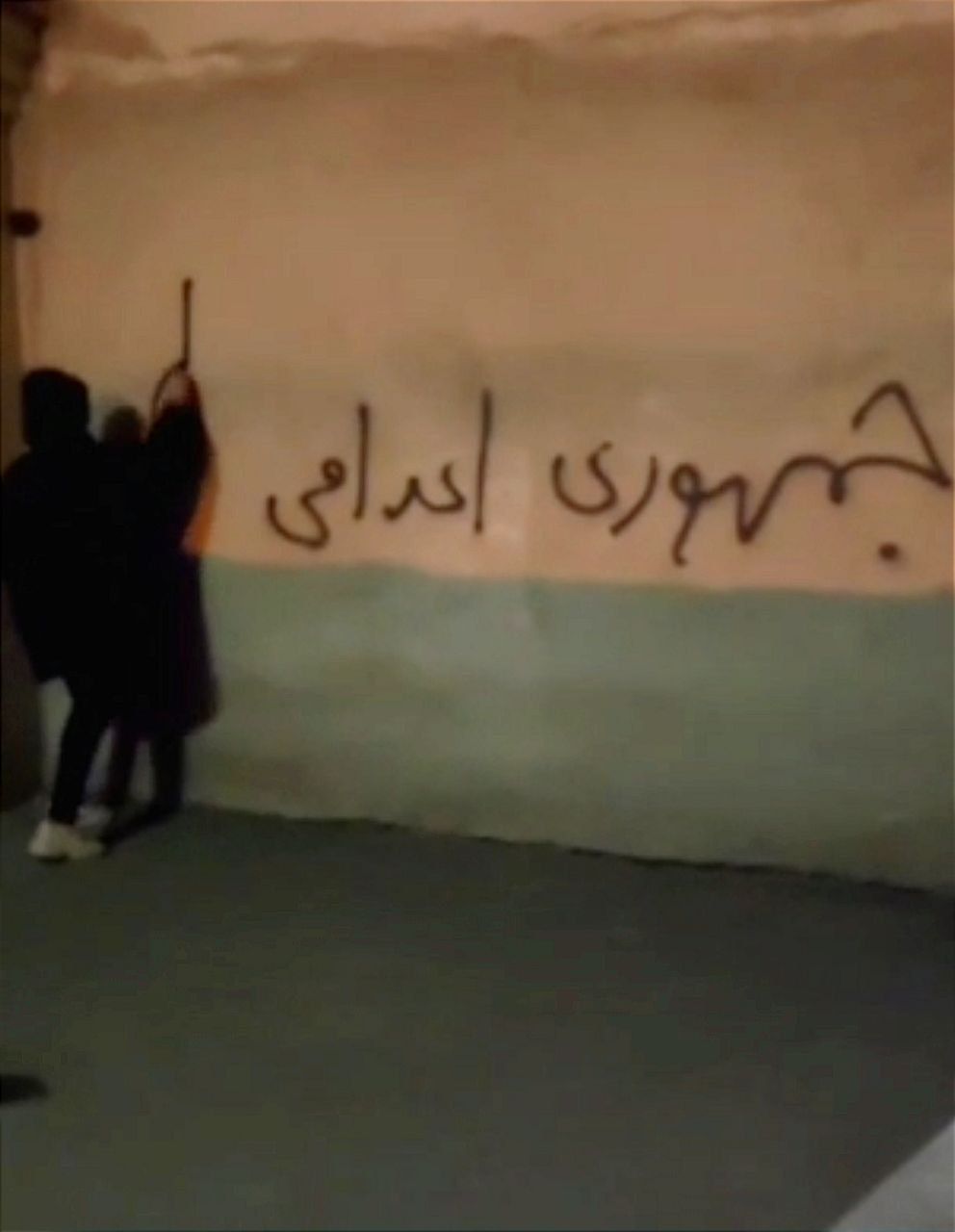 رغم قمع النظام.. استمرار المظاهرات الليلية للإيرانيين بشعارات ضد "الديكتاتور خامنئي"