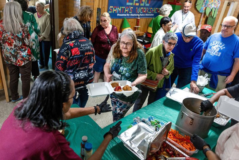 بیش از ۲۴ ایالت آمریکا از کاخ سفید به‌دلیل تعلیق کوپن غذا در پی تعطیلی دولت شکایت کردند