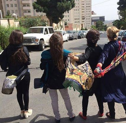 اعتراض ۲۱ زن کنشگر سیاسی به حجاب اجباری: زنان از خواسته‌های به حق خود نمی‌گذرند